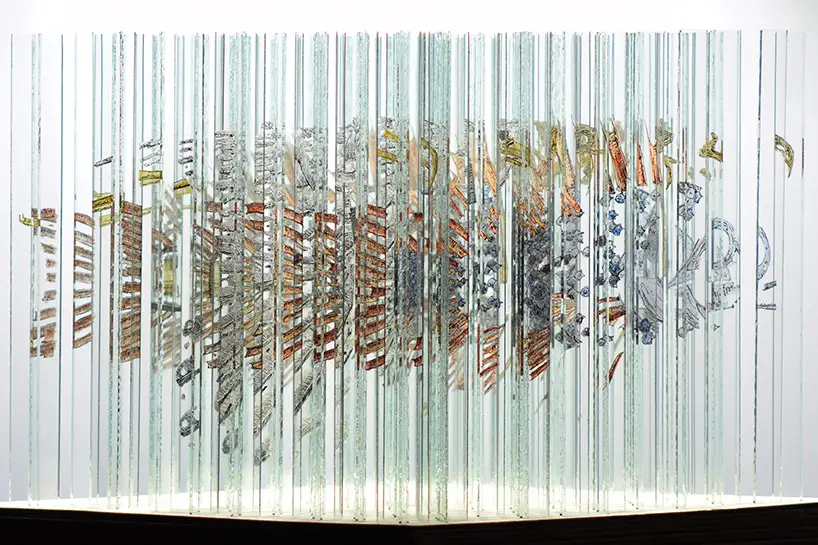 Mischung der Bildfragmente von Glaswürfel mit vier anamorphen Malereien