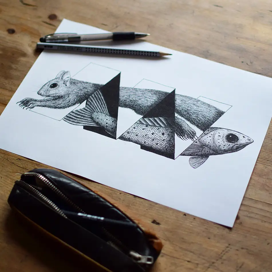 Herstellungsprozess von Kugelschreiber-Zeichnung mit optischer Täuschung auf der ein Fisch und ein Eichhörnchen zu sehen sind, die sich durch eine geometrische Struktur bewegen