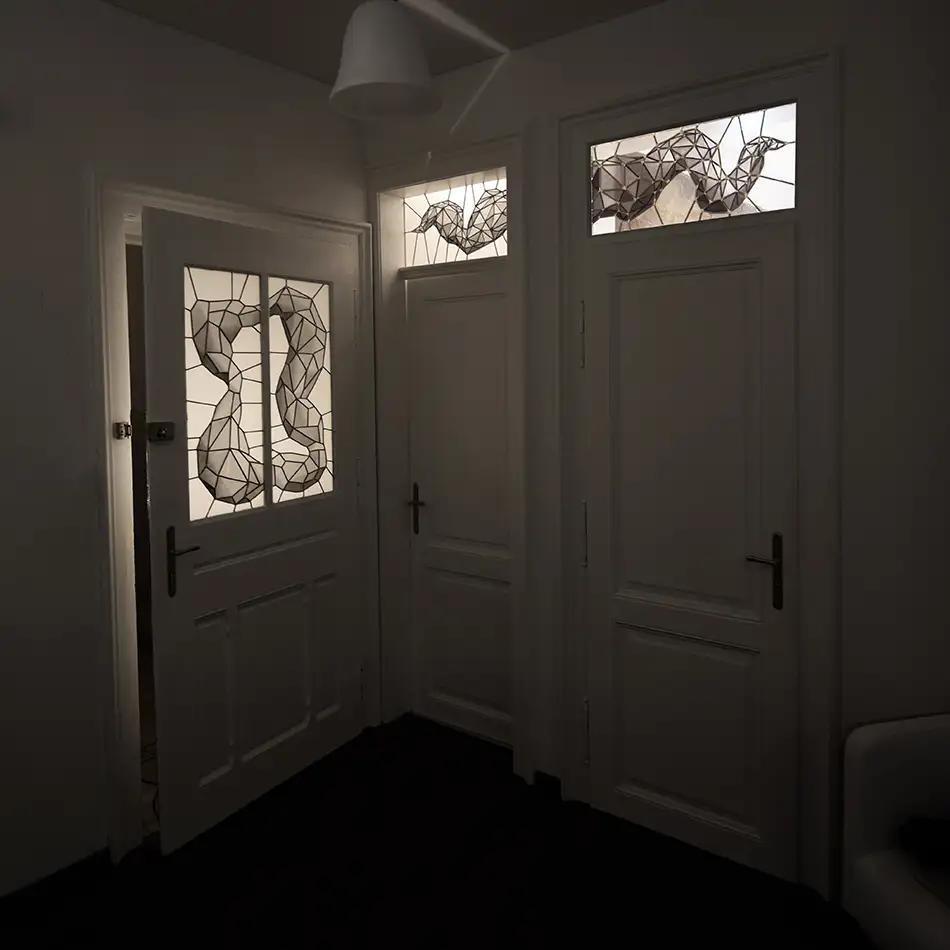 Monochrome Bleiverglasungen mit geometrischem Muster in Altbau-Eingangstüre und in Oberlichten