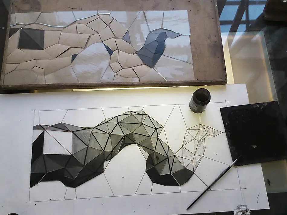 Herstellungsprozess monochromer Bleiverglasungen mit geometrischem Muster in Altbau-Eingangstüre und in Oberlichten