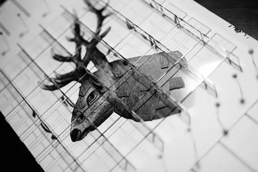 Herstellungsprozess von einem transparenten Würfel mit sechs anamorphen Bildern namens Emergence Lab