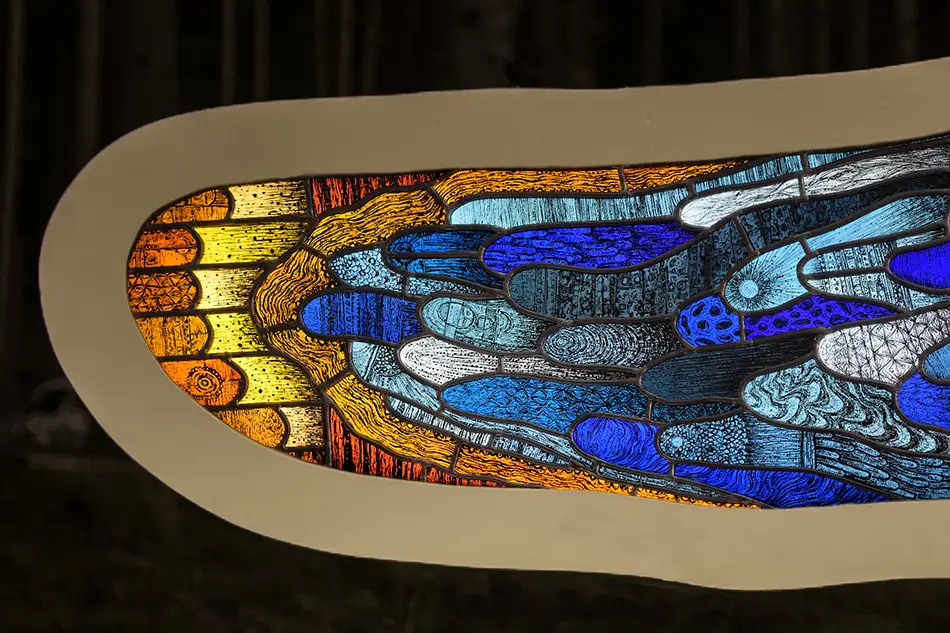 Detailansicht einer frei hängenden und beleuchteten und detailliert bemalten Bleiverglasung mit dem Namen Amoeba