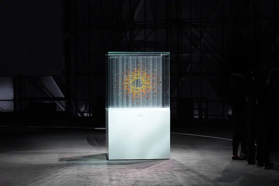 Ausstellungsansicht von anamorpher Skulptur aus Glas von Thomas Medicus für die EXPO2020 in Dubai