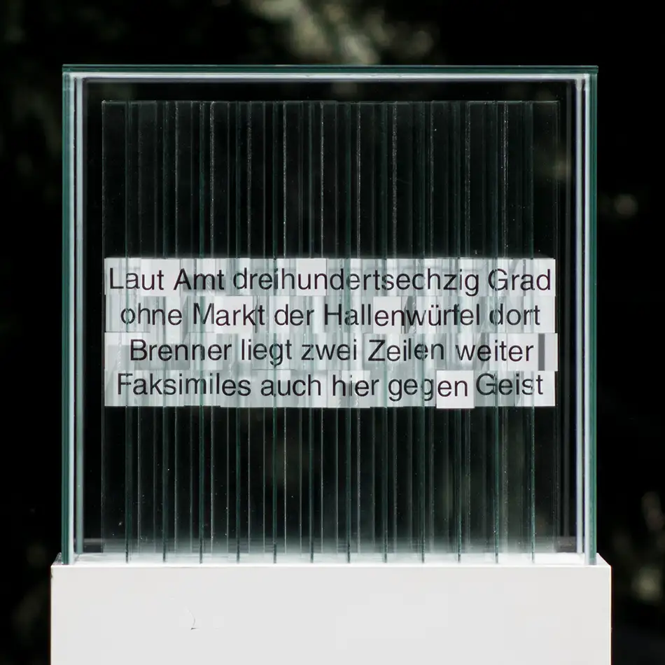 Frontalansicht 1 von anamorpher Glas-Kunst-Installation namens 404 Ort mit Text von Martin Fritz