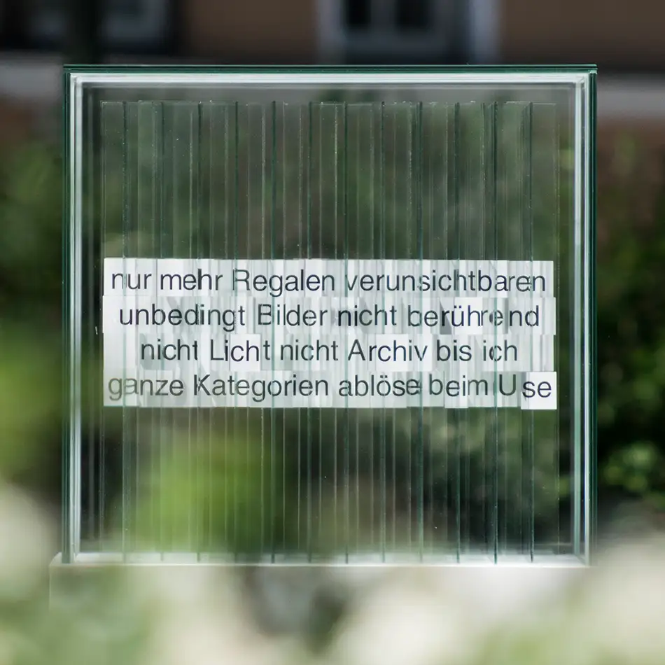 Frontalansicht 4 von anamorpher Glas-Kunst-Installation namens 404 Ort mit Text von Martin Fritz