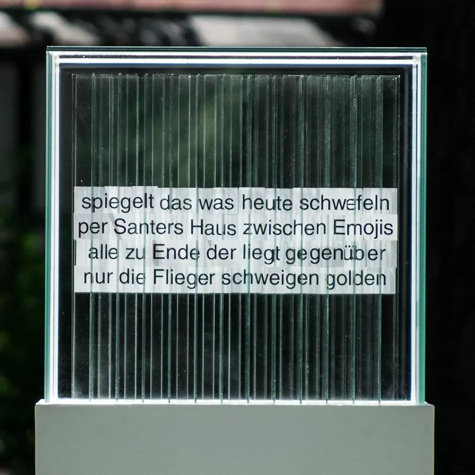 Frontalansicht 3 von anamorpher Glas-Kunst-Installation namens 404 Ort mit Text von Martin Fritz