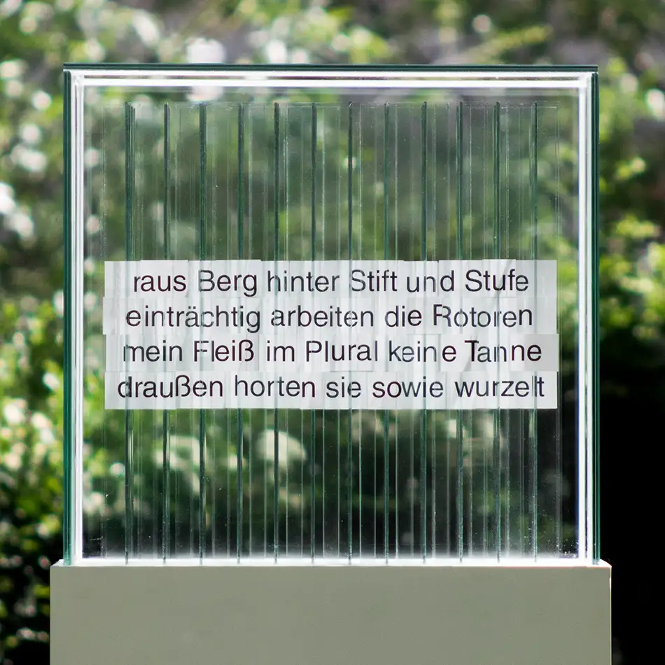 Frontalansicht 2 von anamorpher Glas-Kunst-Installation namens 404 Ort mit Text von Martin Fritz
