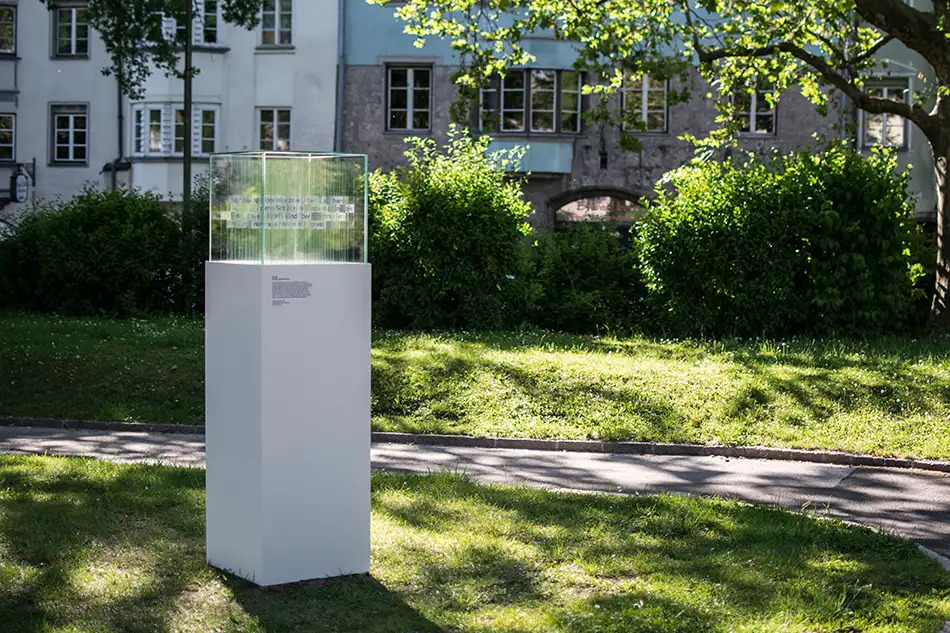 Anamorphe Glas-Kunst-Installation namens 404 Ort mit Text von Martin Fritz