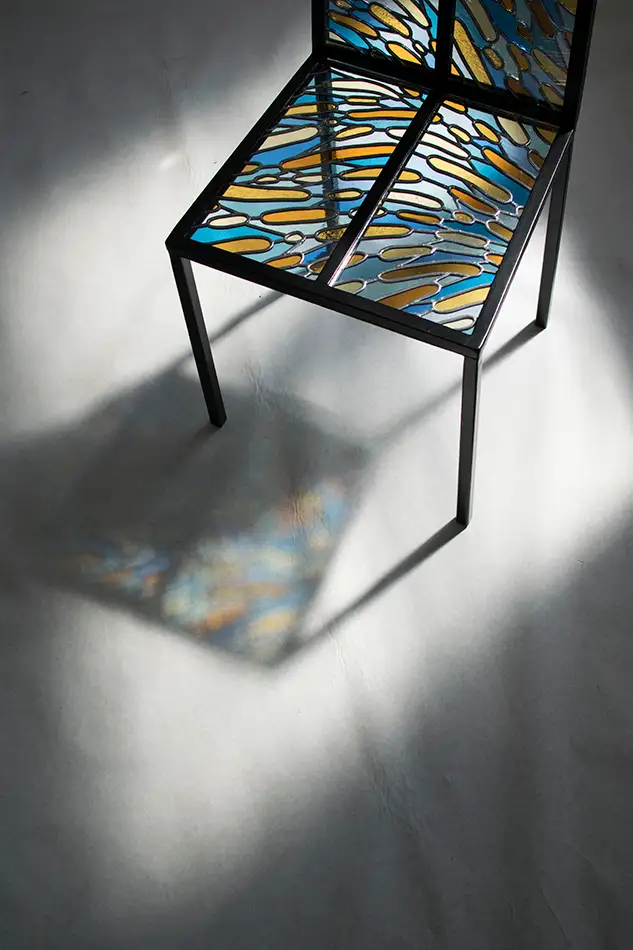 Stuhl-Kunstobjekt aus traditioneller Bleiverglasungs-Technik mit bunter Licht-Projektion