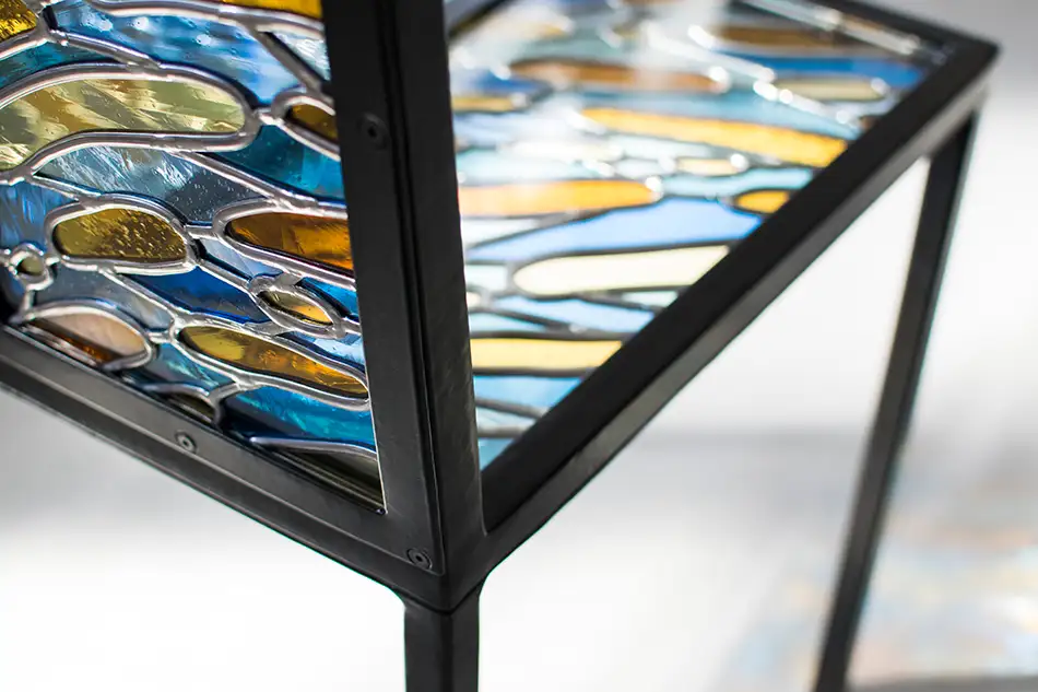 Stuhl-Kunstobjekt aus traditioneller Bleiverglasungs-Technik Detail