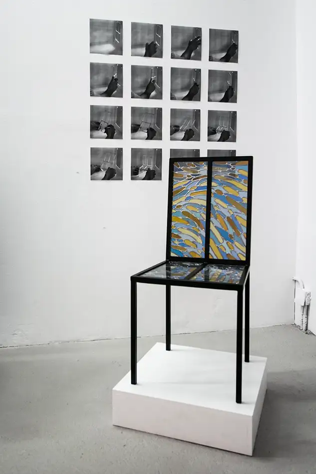 Stuhl-Kunstobjekt aus traditioneller Bleiverglasungs-Technik Detail Ausstellungsansicht