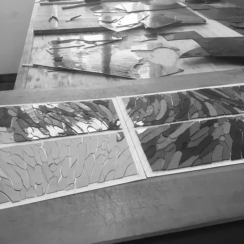 Stuhl-Kunstobjekt aus traditioneller Bleiverglasungs-Technik Detail Werkstattaufnahme