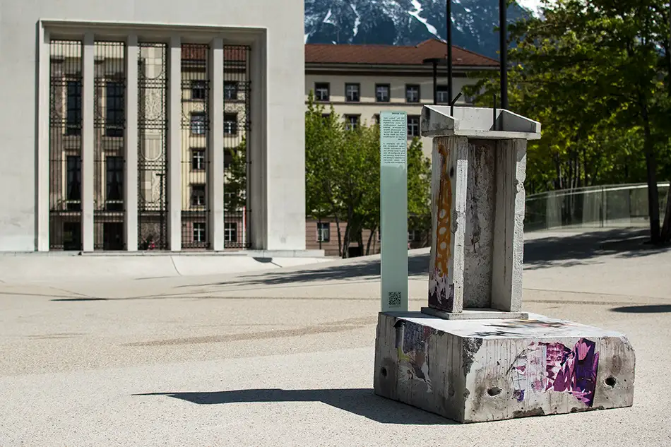Heruntergekommenes Redepult aus Beton als Kunst im öffentlichen Raum am Landhausplatz Innsbruck