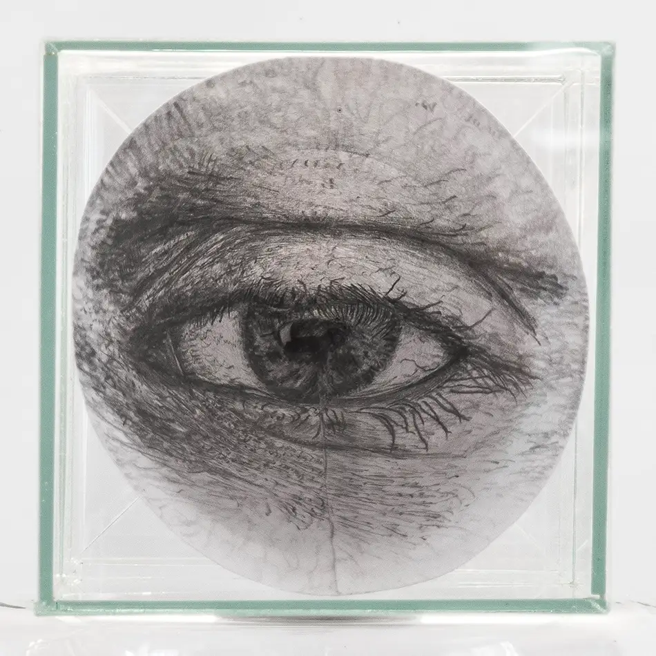 anamorphe installation aus Glas und einer Bleistiftzeichnung bei der ein Auge in einem Kegel sichtbar ist - Auge