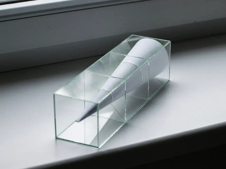 anamorphe installation aus Glas und einer Bleistiftzeichnung bei der ein Auge in einem Kegel sichtbar ist - Installation von hinten