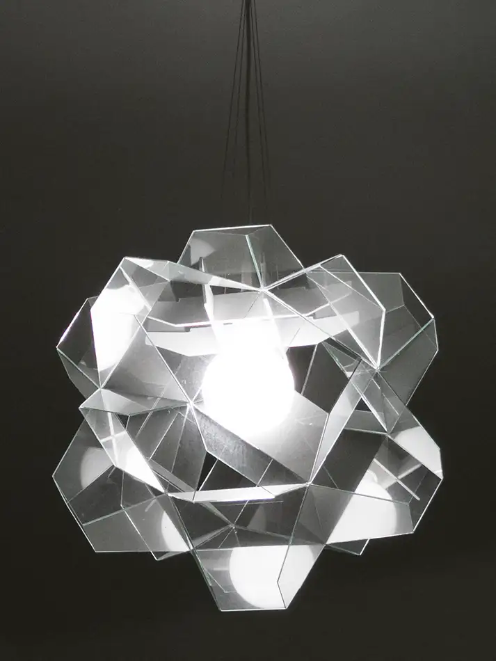 geometrischer Lampenschirm aus fablosem Glas bei nacht
