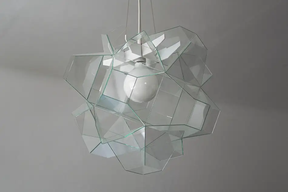 geometrischer Lampenschirm aus fablosem Glas bei tag