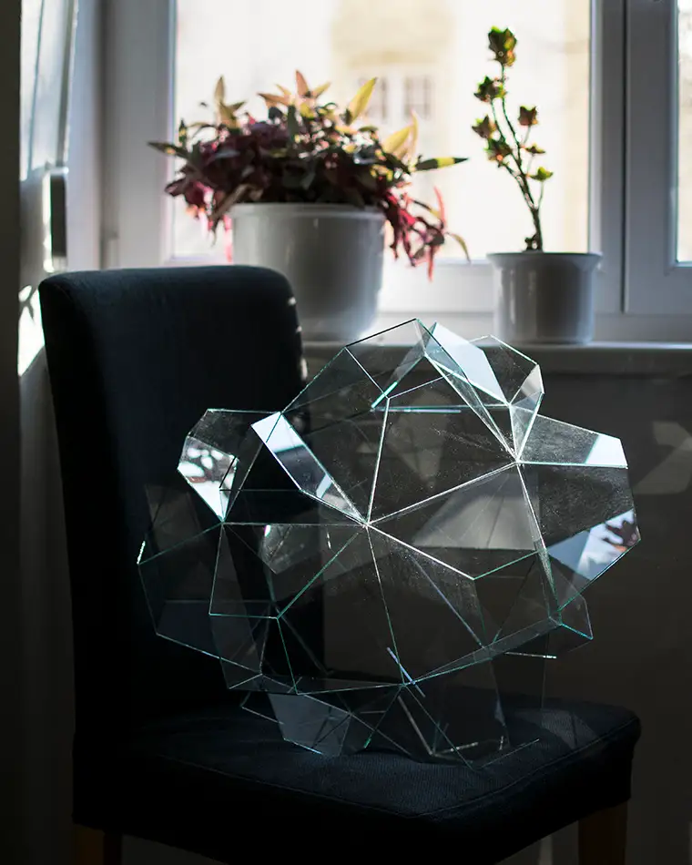 geometrischer Lampenschirm aus fablosem Glas liegend