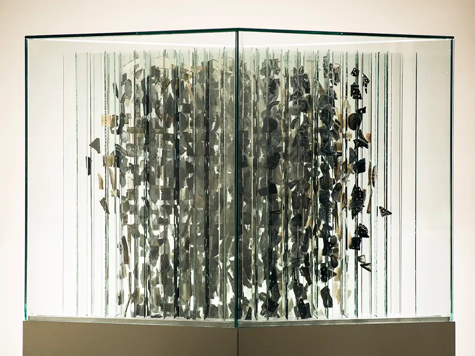 Anamorphes Kunstwerk - Glas-Würfel mit vier unterschiedlichen Bildern die sich aus Bildfragmenten zusamensetzen - Fragmentwolke