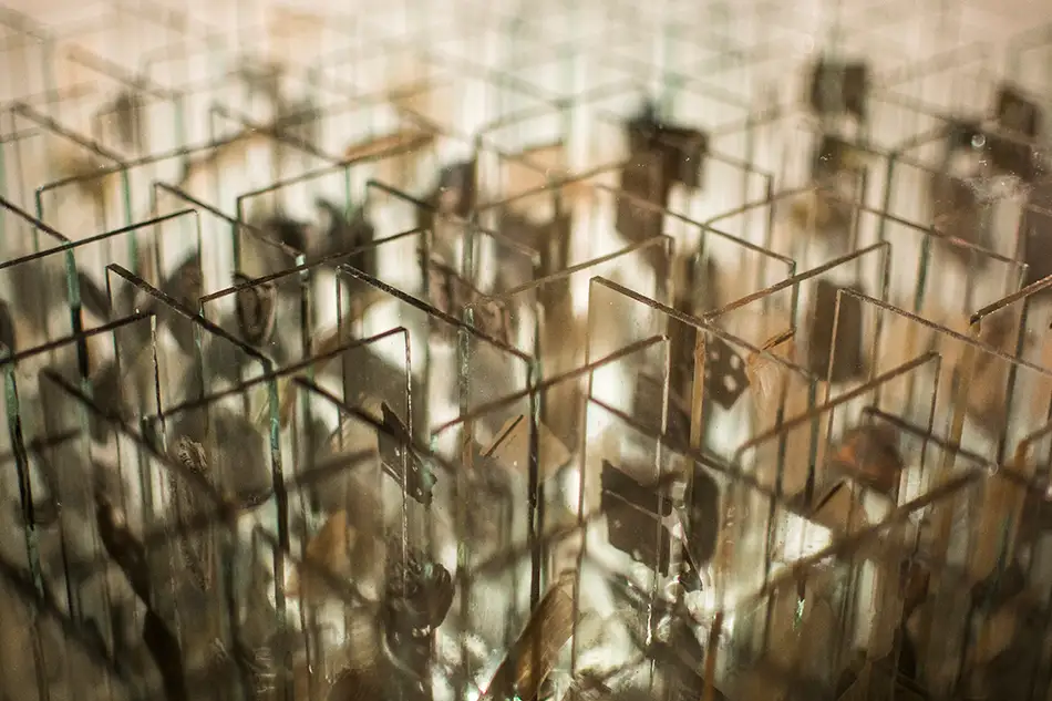 Anamorphes Kunstwerk - Glas-Würfel mit vier unterschiedlichen Bildern die sich aus Bildfragmenten zusamensetzen - Glasstreifen