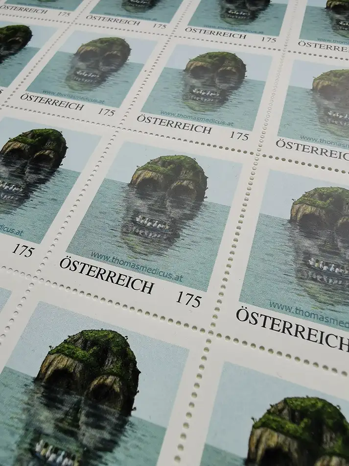 Eine Illusions-Zeichnung in der ein Totenkopf zu sehen ist - gedruckt als Briefmarken