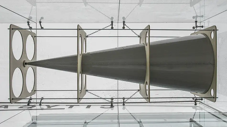 Anamorphe Installation im öffentlichen Raum bei der ein Auge in einem Kegel sichtbar ist - Ansicht von unten