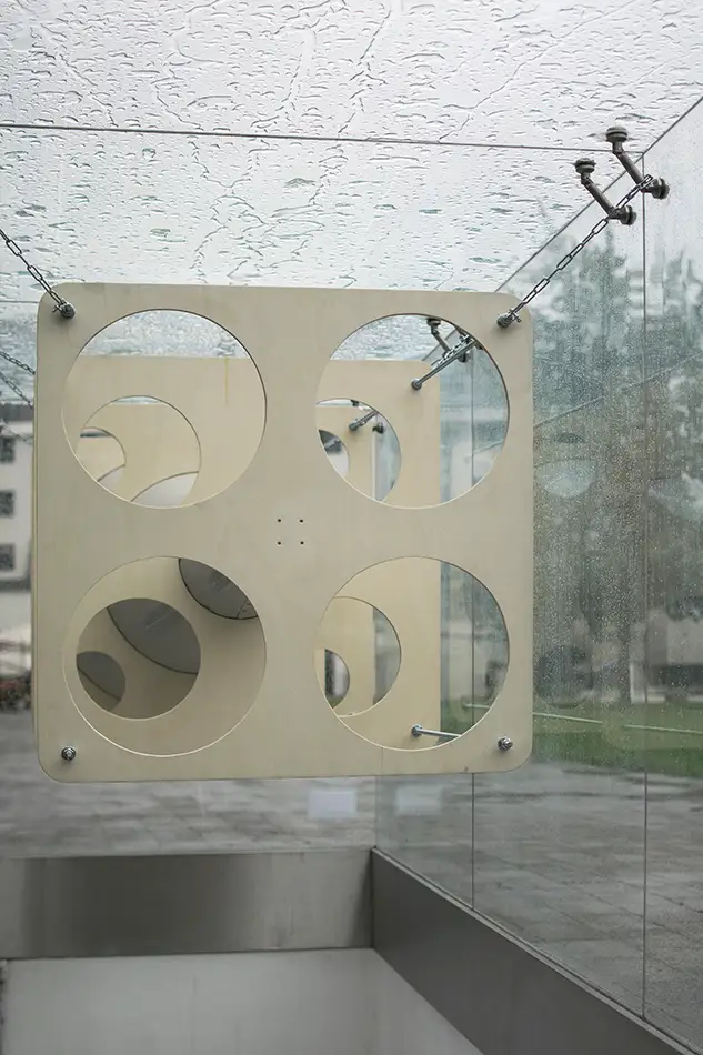 Anamorphe Installation im öffentlichen Raum bei der ein Auge in einem Kegel sichtbar ist - Detail im Regen