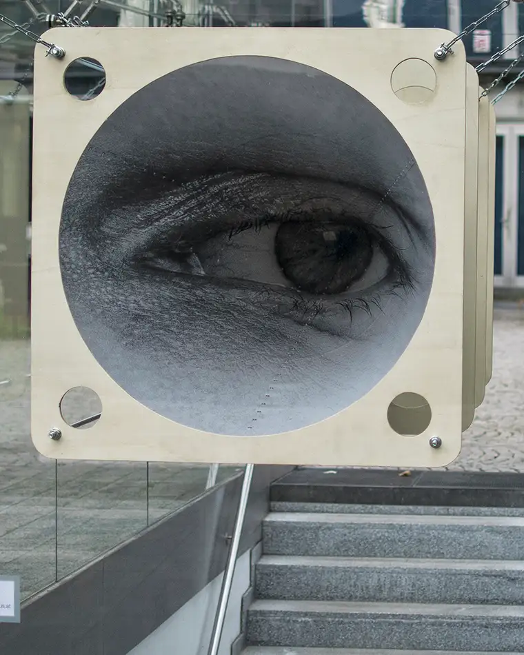 Anamorphe Installation im öffentlichen Raum bei der ein Auge in einem Kegel sichtbar ist - Detail des Auges