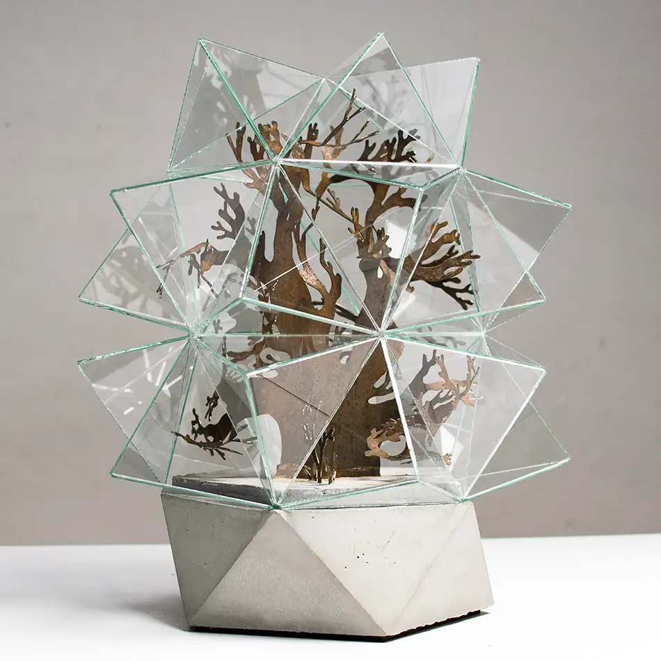 Kunstwerk das an ein Gewächshaus erinnert, bestehend aus einer geometrischen Glasumhausung, einem Beton-Sockel und einer pflanzenartigen Stahl-Struktur