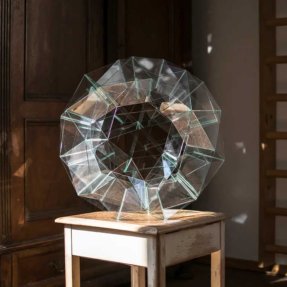 kugelförmige Glasskulptur die geometrisch auf der geodätische Kuppel basiert - liegend mit Sonnenlicht