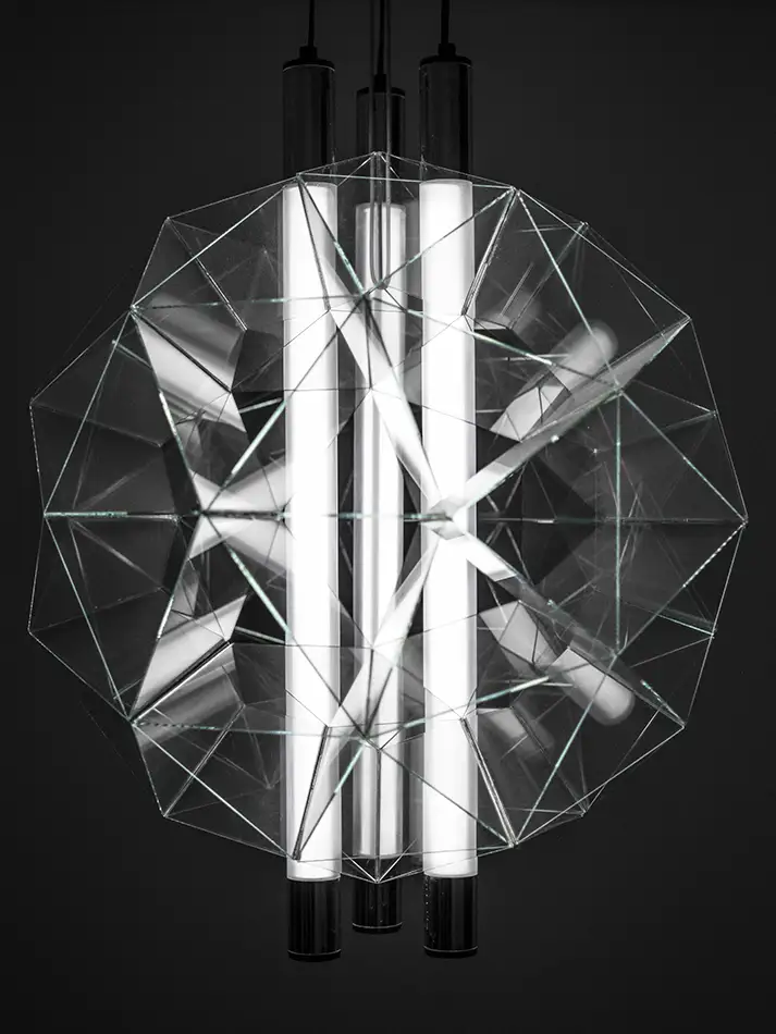 kugelförmige Glasskulptur die geometrisch auf der geodätische Kuppel basiert - als Lampenschirm mit Licht