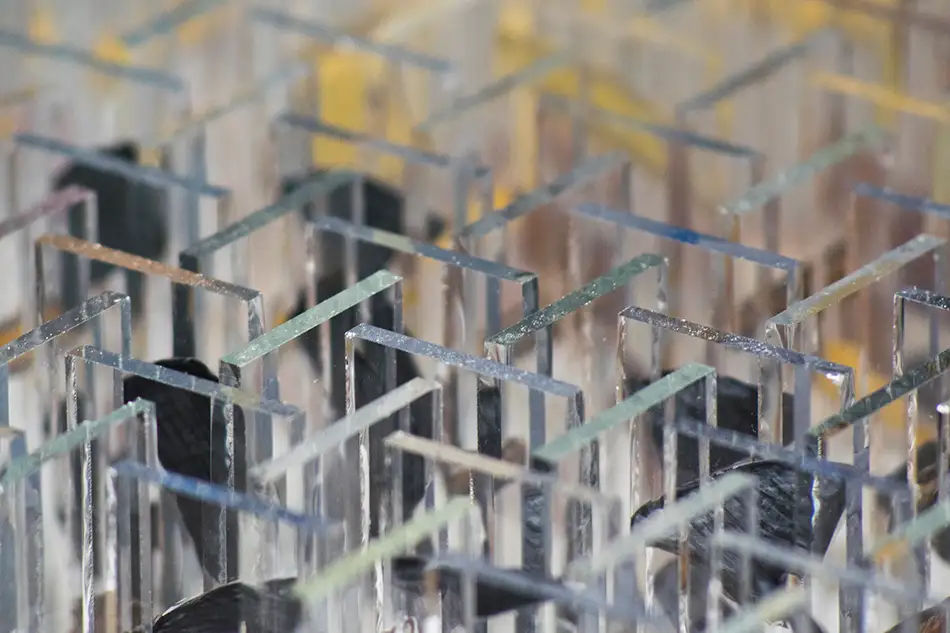 Anamorphe Glaskunst mit vier fragmentierten Bildern - Glasstreifen