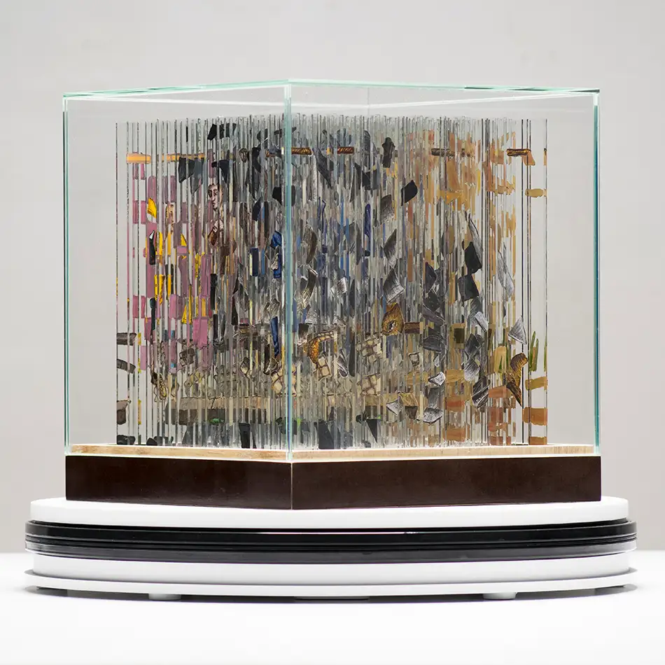 Anamorphe Glaskunst mit vier fragmentierten Bildern - die gesamte Installation mit den Bildfragmenten