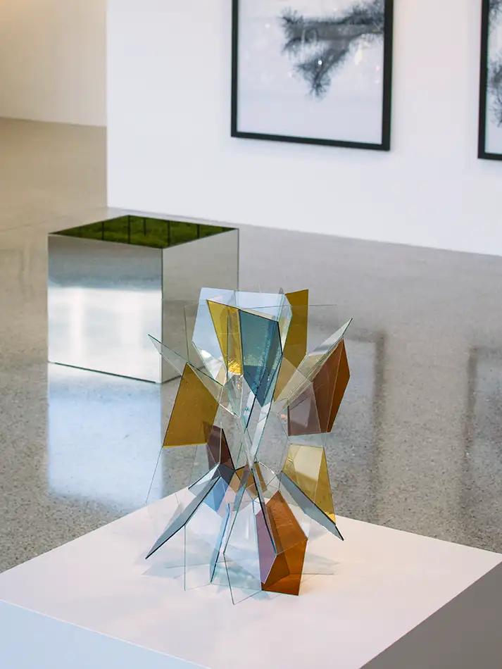 Glas Skulptur die auf der geometrischen Form der geodätischen Kuppel basiert - Ausstellungsansicht Stadtbibliothek Innsbruck