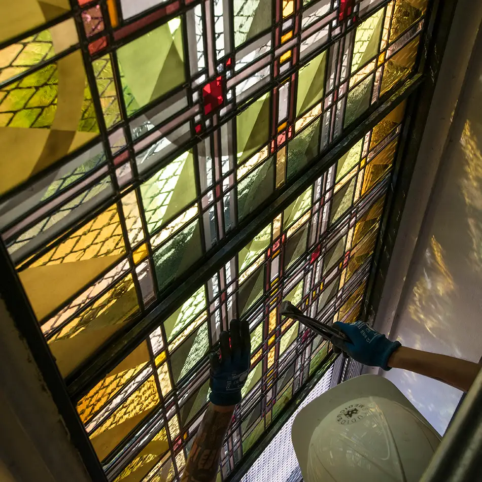 new-production of stained glass windows for the Dominikanerkirche Eppan - installing one window