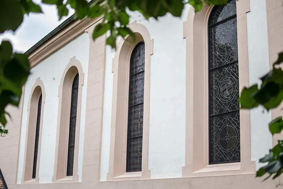 Neuanfertigung von Bleiverglasungen für die Dominikanerkirche Eppan - Die Fenster von außen