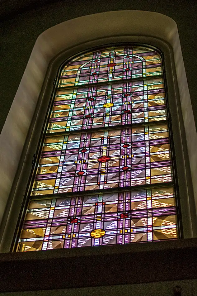 Neuanfertigung von Bleiverglasungen für die Dominikanerkirche Eppan - Eines der Fenster nach der Montage