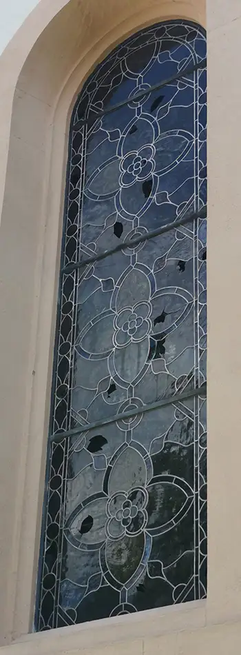 Restauration der Bleiverglasungen und Kunstverglasungen - Dominikanerkirche Eppan - Schadensbild vor der Restauration