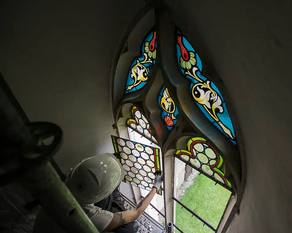 Restauration der Bleiverglasungen - Pfarrkirche Sterzing - Fenster wird eingesetzt