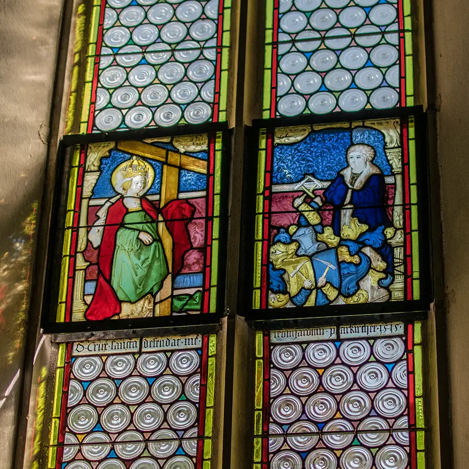 Restauration der Bleiverglasungen - Pfarrkirche Sterzing - restaurierte Renaissance-Scheiben im Sonnenlicht