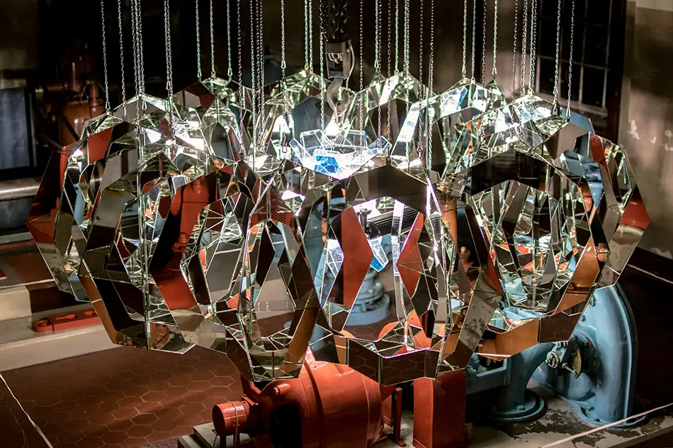 EBBE - turbinenförmige Kunst-Installation aus Spiegeln - die gesamte Installation mit Beleuchtung