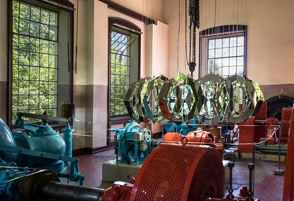 EBBE - turbinenförmige Kunst-Installation aus Spiegeln - In der Turbinenhalle bei Tag