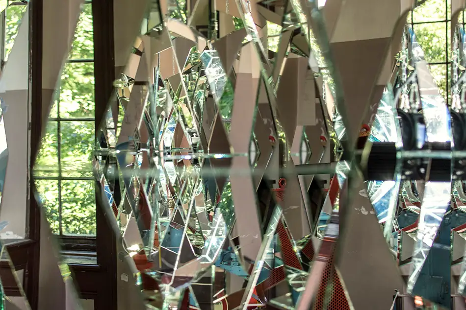 EBBE - turbinenförmige Kunst-Installation aus Spiegeln - kaleidoskoartige Nahaufnahme der Spiegel