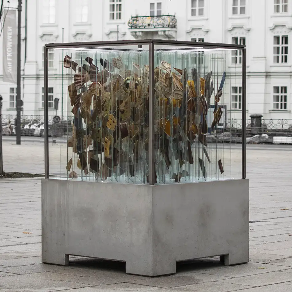 Human Animal Binary - anamorphe Glasmalerei Öko-Kunst-Installation - Ansicht im öffentlichen Raum - Landestheater Innsbruck