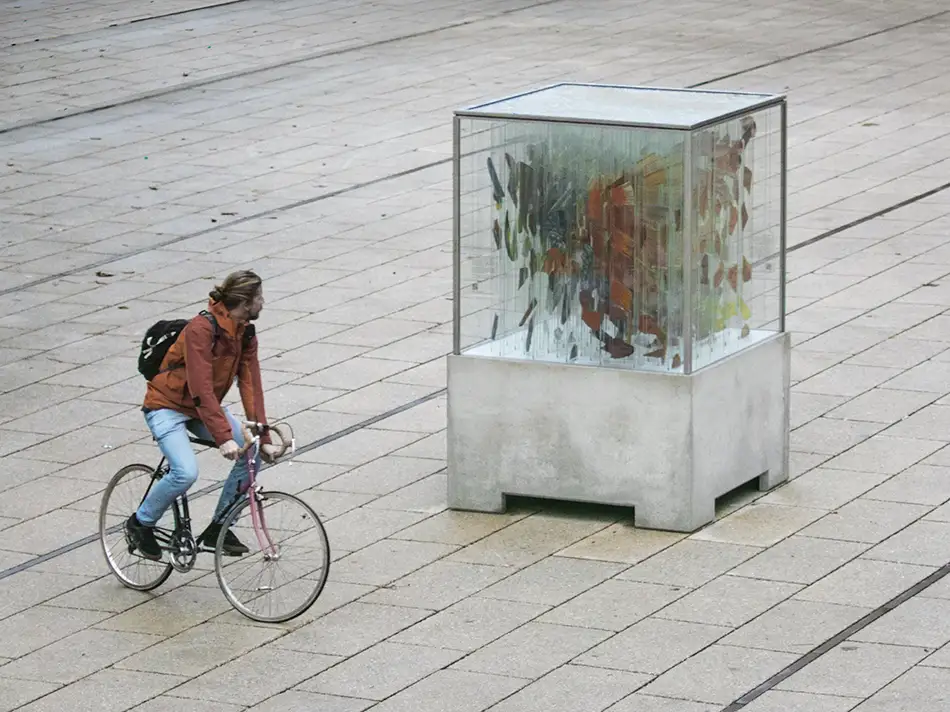Human Animal Binary - anamorphe Glasmalerei Öko-Kunst-Installation - Fahrradfahrer fährt um Skulptur - Landestheater Innsbruck