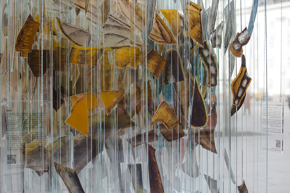 Human Animal Binary - anamorphe Glasmalerei Öko-Kunst-Installation - Nahaufnahme der Biene