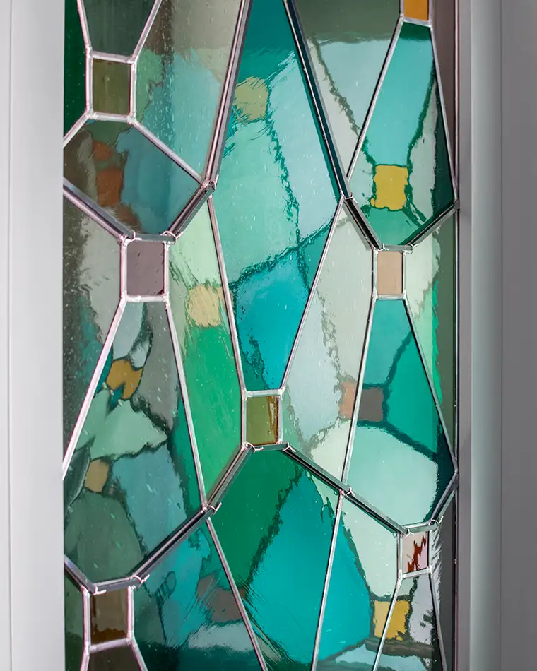 Bleiverglasungen - Glaskunst - Fellner-Haus - Detail mit Spiegelung