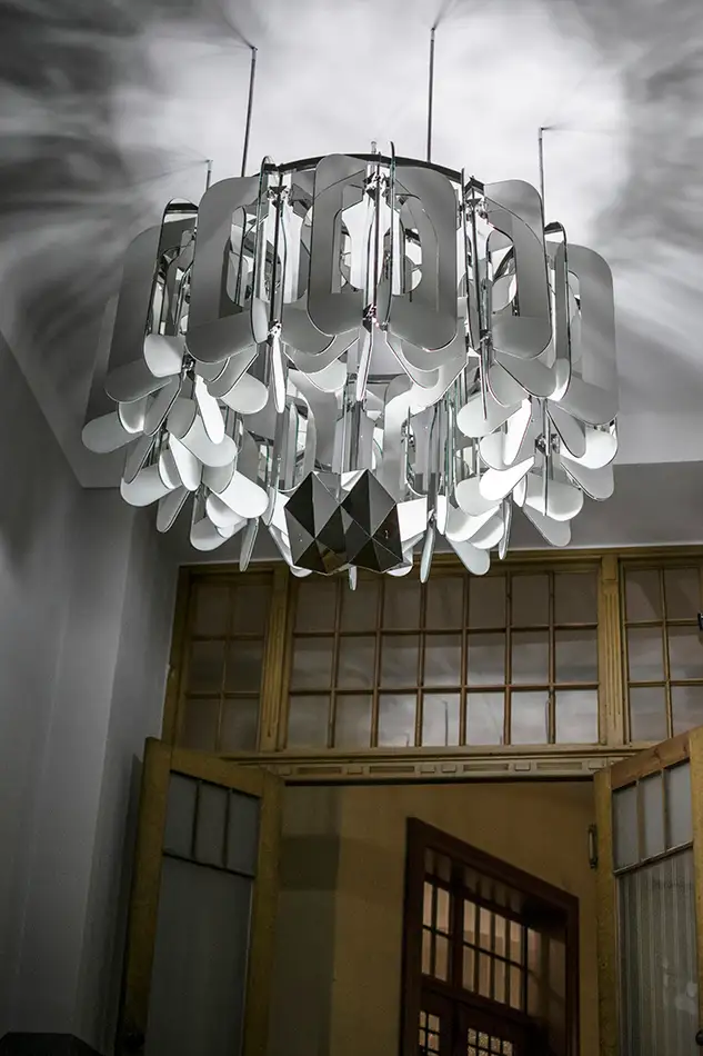 Magnolia - Glaskunst-Objekt mit Spiegeln mit Licht