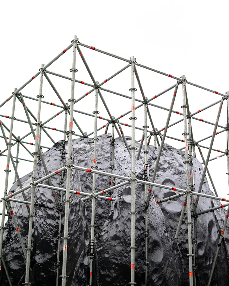 We Are the Asteroid - Art in public space - An asteroid in a scaffolding structure - Detail