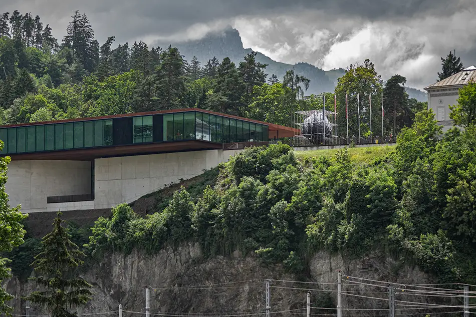 We Are the Asteroid - Kunst im öffentlichen Raum - Ein Asteroid in einer Baugerüststruktur - neben Sillschluchteingang und Tirol Panorama